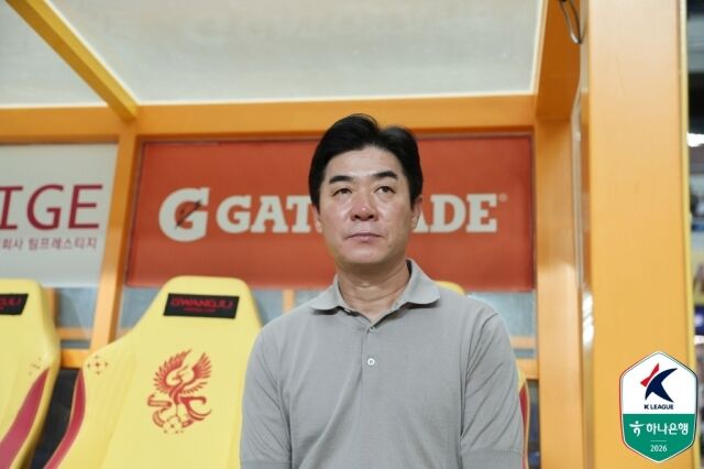 윤정환 인천 유나이티드 감독이 지난 23일 펼쳐진 광주FC와의 경기를 지켜보고 있다./한국프로축구연맹 제공