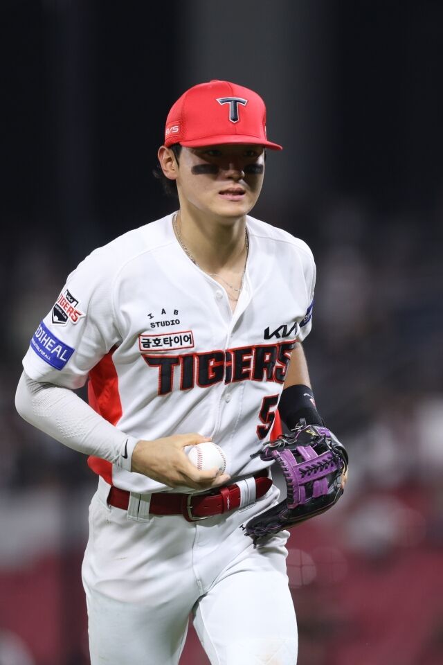 KIA 타이거즈 김도영이 25일 광주 KIA챔피언스필드에서 열린 롯데 자이언츠전서 다이빙 태그를 선보인 뒤 3루 덕아웃으로 들어가고 있다./KIA 타이거즈 제공