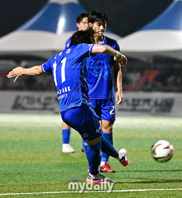 2026년 8월 26일 오후 경상남도 합천군 군민체육공원 2구장에서 열린 '水려한합천 제21회 1.2학년 대학축구연맹전(한.일 교류전 선발)' 죽죽장군기 결승전, 중앙대학교와 용인대학교의 경기.<br><br>중앙대 이태경이 후반전 골을 넣고 있다./합천군민체육공원 유진형 기자