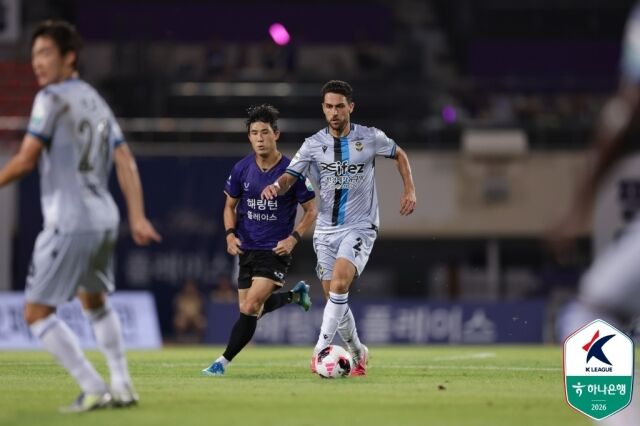 후반 이비자(인천 유나이티드)가 26일 오후 7시 30분 안양종합운동장에서 펼쳐진 FC안양과의 '하나은행 K리그1 2026' 25라운드에서 드리블을 하고 있다./한국프로축구연맹 제공