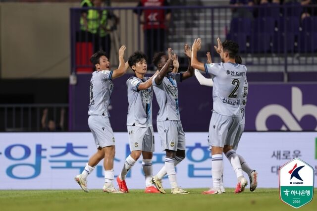 인천 유나이티드가 26일 오후 7시 30분 안양종합운동장에서 펼쳐진 FC안양과의 '하나은행 K리그1 2026' 25라운드에서 득점을 기뻐하고 있다./한국프로축구연맹 제공