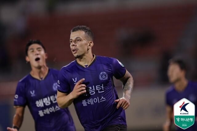 마테우스(FC안영)가 26일 오후 7시 30분 안양종합운동장에서 펼쳐진 인천 유나이티드와의 '하나은행 K리그1 2026' 25라운드에서 동점골을 성공시켰다./한국프로축구연맹 제공