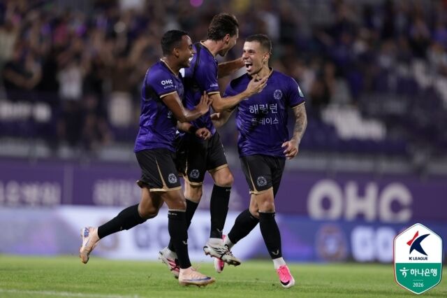 마테우스(FC안영)가 26일 오후 7시 30분 안양종합운동장에서 펼쳐진 인천 유나이티드와의 '하나은행 K리그1 2026' 25라운드에서 역전골을 성공시켰다./한국프로축구연맹 제공