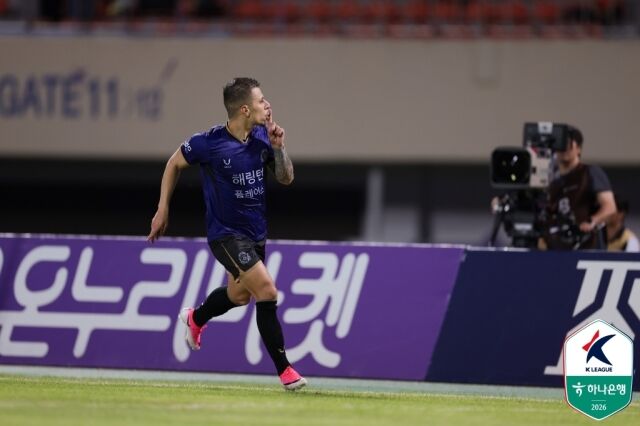 마테우스(FC안영)가 26일 오후 7시 30분 안양종합운동장에서 펼쳐진 인천 유나이티드와의 '하나은행 K리그1 2026' 25라운드에서 동점골을 성공시켰다./한국프로축구연맹 제공