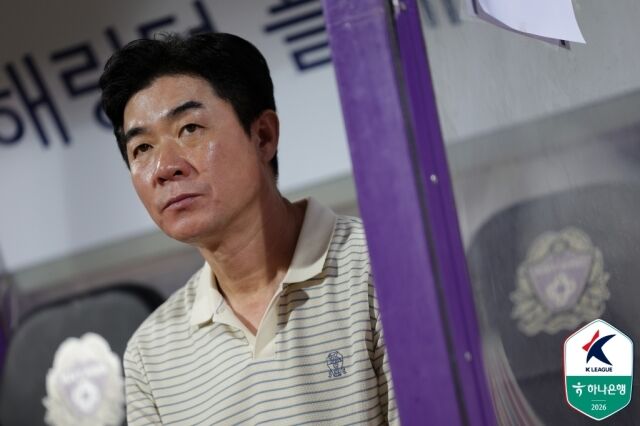 윤정환 인천 유나이티드 감독이 26일 오후 7시 30분 안양종합운동장에서 펼쳐진 FC안양과의 '하나은행 K리그1 2026' 25라운드를 지켜보고 있다./한국프로축구연맹 제공