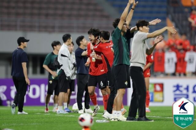 김동현(강원FC)이 26일 오후 7시 30분 강릉하이원아레나에서 펼쳐진 광주FC와의 '하나은행 K리그1 2026' 25라운드에서 동점골을 터트렸다./한국프로축구연맹 제공
