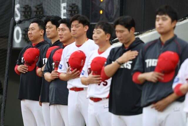 KIA 타이거즈 이범호 감독이 26일 광주 KIA챔피언스필드에서 열린 롯데 자이언츠와의 홈 경기를 앞두고 국민의례를 하고 있다./KIA 타이거즈 제공
