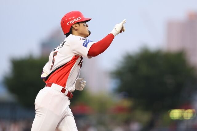 KIA 타이거즈 김도영이 26일 광주 KIA챔피언스필드에서 열린 롯데 자이언츠와의 홈 경기서 홈런을 치고 그라운드를 돌고 있다./KIA 타이거즈 제공