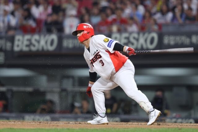 KIA 타이거즈 김선빈이 26일 광주 KIA챔피언스필드에서 열린 롯데 자이언츠와의 홈 경기서 타격하고 있다./KIA 타이거즈 제공