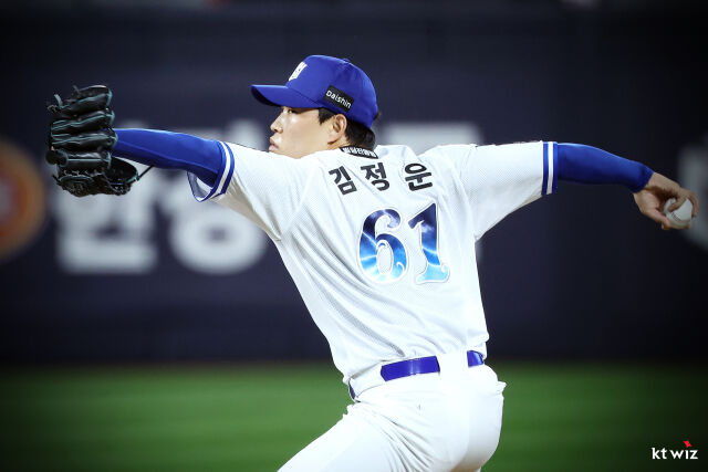 KT 위즈 투수 김정운은 26일 열린 두산 베어스와 홈 경기 9회초 등판해 1이닝 무실점을 기록했고 프로 데뷔 첫승을 올렸다./KT 위즈 제공