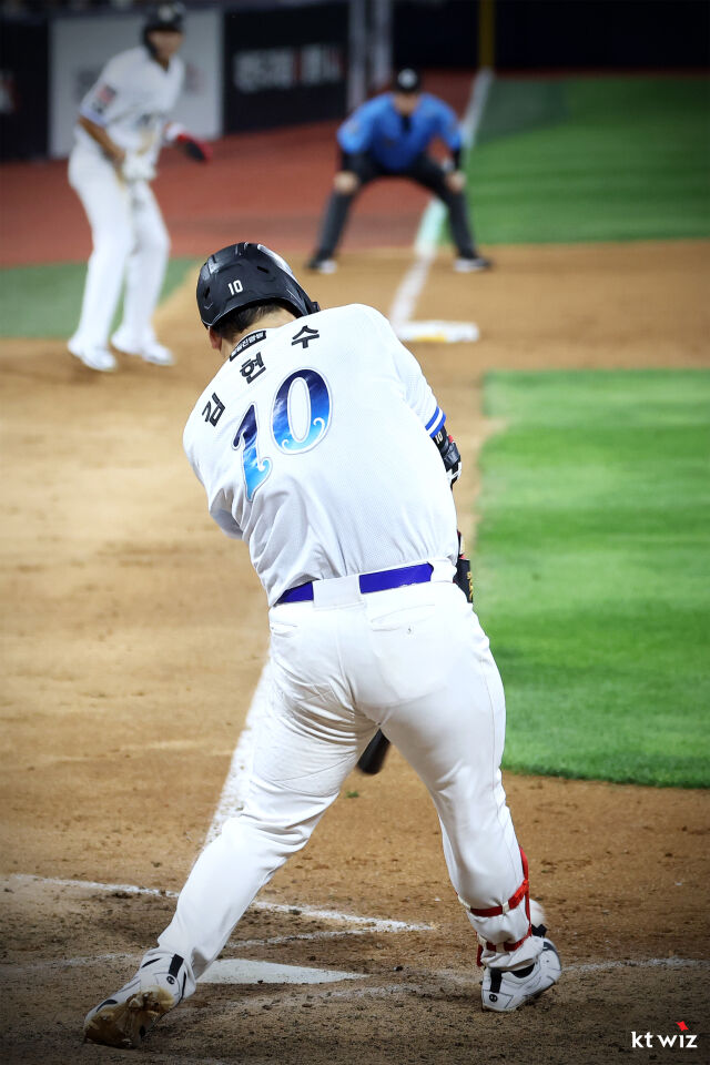 KT 위즈 김현수가 26일 치른 두산 베어스와 홈 경기 9회말 1사 만루 상황 타석에서 끝내기 안타를 쳤다./KT 위즈 제공