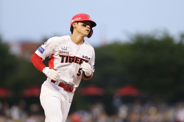 KIA 타이거즈 김도영이 26일 광주 KIA챔피언스필드에서 열린 롯데 자이언츠와의 홈 경기서 홈런을 치고 그라운드를 돌고 있다./KIA 타이거즈 제공