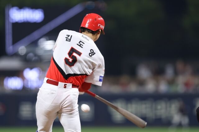 KIA 타이거즈 김도영이 26일 광주 KIA챔피언스필드에서 열린 롯데 자이언츠와의 홈 경기서 타격하고 있다./KIA 타이거즈 제공