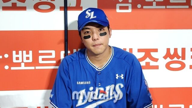 김영웅이 8월 27일 서울 고척 스카이돔에서 열린 키움 히어로즈전 수훈 선수 인터뷰를 하고 있다./고척=김경현 기자