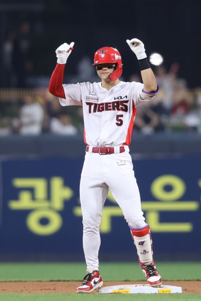 KIA 타이거즈 김도영이 26일 광주 KIA챔피언스필드에서 열린 롯데 자이언츠와의 홈 경기서 타격 후 세리머니를 하고 있다./KIA 타이거즈 제공