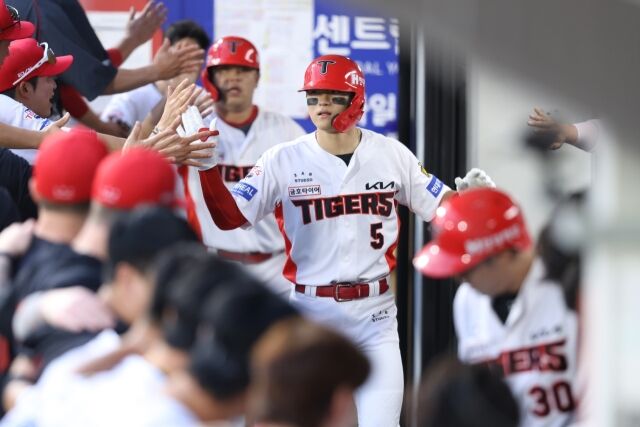 KIA 타이거즈 김도영이 26일 광주 KIA챔피언스필드에서 열린 롯데 자이언츠와의 홈 경기서 홈런을 친 뒤 덕아웃에서 동료들과 하이파이브를 하고 있다./KIA 타이거즈 제공