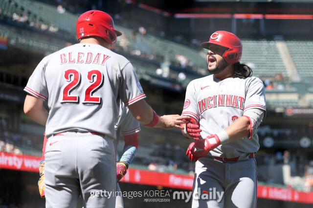 MLB 신시내티 에우제니오 수아레스(오른쪽)가 27일(한국시각) 열린 샌프란시스코와 원정 경기 9회초 만루홈런을 친 뒤 홈으로 들어오며 팀 동료 J. J. 브래들리로부터 축하를 받고 있다./게티이미지코리아