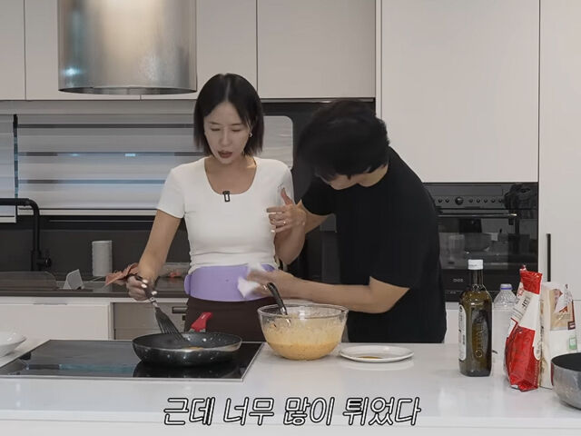 문원이 신지의 옷에 튄 기름을 닦아주고 있다. / 유튜브 '어떠신지?!?'