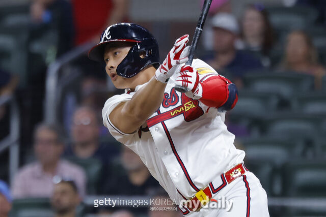 MLB 애틀랜타에서 뛰고 있는 김하성이 27일(한국시각) 열린 LA 다저스와 홈 경기 9회말 대타로 나와 끝내기 안타를 쳤다. 애틀랜타는 이날 김하성의 끝내기 안타로 다저스에 6-5로 이겼다./게티이미지코리아