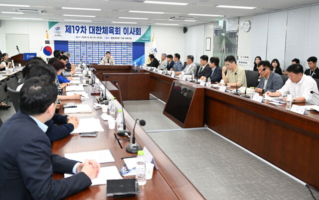대한체육회 이사들이 26일 진행된 제19차 대한체육회 이사회에서 의견을 나누고 있다. /대한체육회 제공