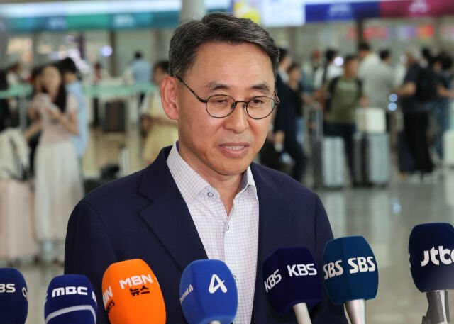정연인 두산에너빌리티 대표이사가 27일 인천국제공항 제1여객터미널 출국장에서 취재진 질문에 답하고 있다. /뉴시스