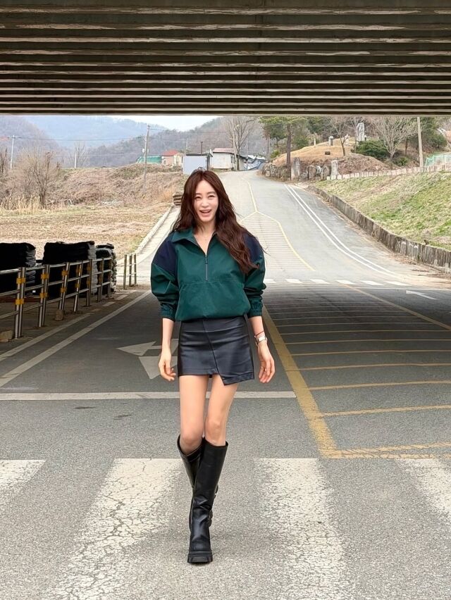 김혜수가 화려한 스타일링과 남다른 비율로 시선을 사로잡았다. / 김혜수 SNS