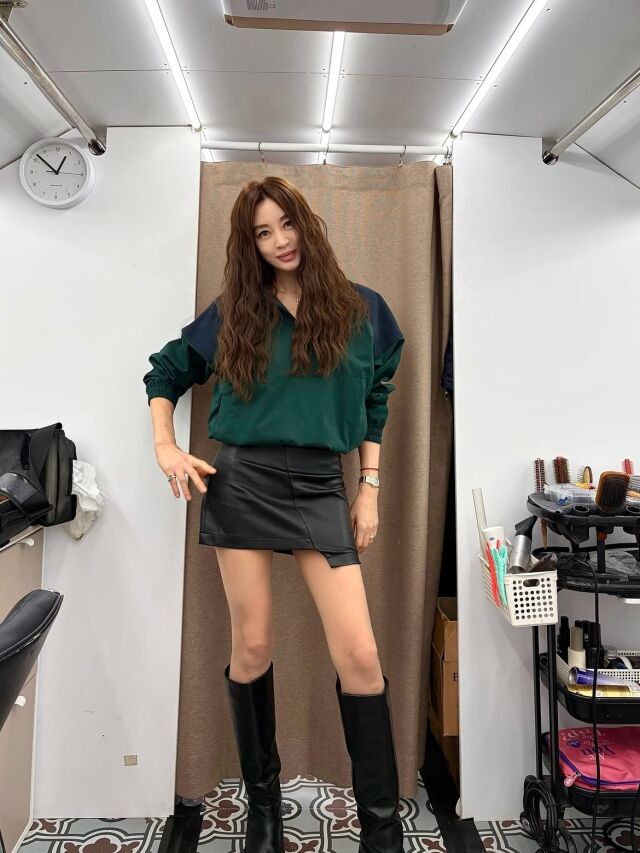 김혜수가 화려한 스타일링과 남다른 비율로 시선을 사로잡았다. / 김혜수 SNS