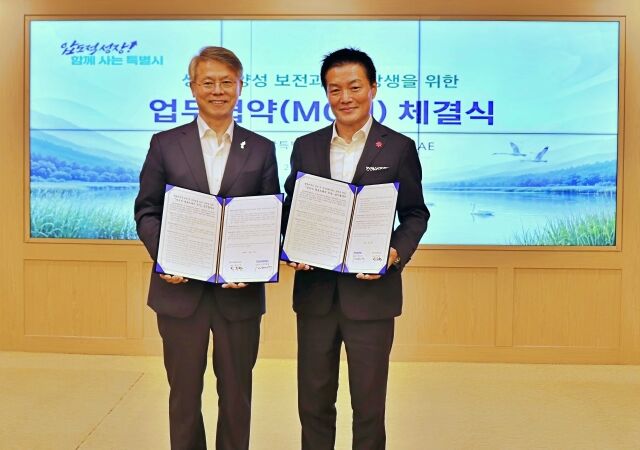 민형배 전남광주통합특별시장(왼쪽), 박주형 (주)신세계 대표이사 사장. 신세계백화점