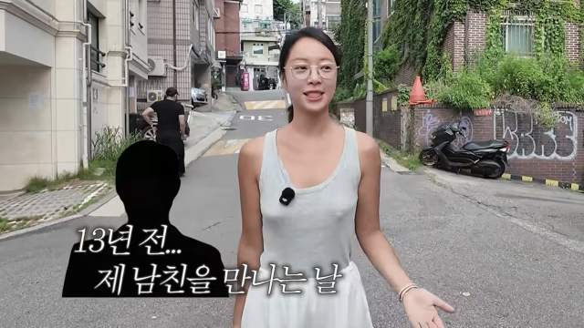 황정음이 이번엔 민소매 패션 하나로 때아닌 '노브라 논란'의 중심에 섰다. / 유튜브 채널 '황정음'