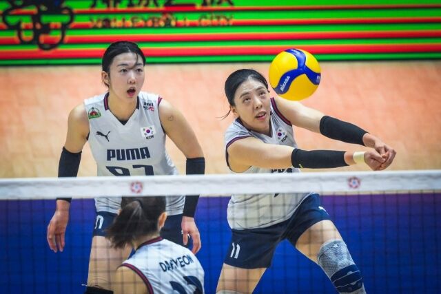 한국여자배구대표팀 육서영이 27일 열린 2026 아시아선수권대회 태국과 8강전에서 서브 리시브를 시도하고 있다./아시아배구연맹(AVC) 제공