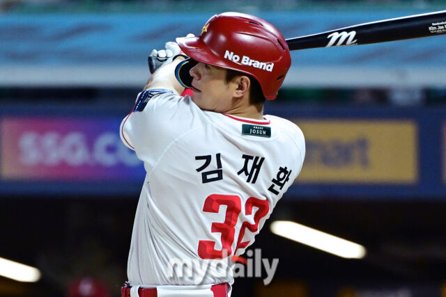 27일 인천 SSG랜더스필드에서 열린 '2026 신한 SOL KBO리그' 한화 이글스와 SSG 랜더스 경기. SSG 김재환이 3회말 1사 1루에 안타를 치고 있다./마이데일리
