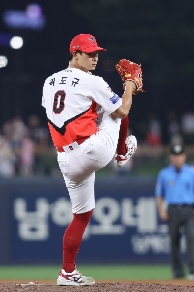 KIA 타이거즈 곽도규가 26일 광주 KIA챔피언스필드에서 열린 롯데 자이언츠와의 홈 경기서 투구하고 있다./KIA 타이거즈 제공