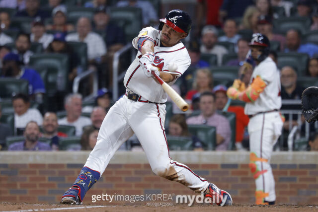 MLB 애틀랜타 드레이크 볼드윈은 8일(한국시각) 열린 LA 다저스와 홈 경기 1회말 선두타자로 나와 솔로 홈런을 쳤다. 리드오프 홈런으로 애틀랜타 이때 낸 점수를 잘 지켜냈고 선발 등판한 크리스 세일의 호투 에 다저스에 1-0으로 이겼다./게티이미지코리아