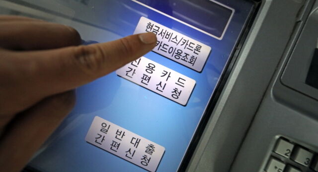 카드사들이 오는 10월 중신용자를 대상으로 한 정책성 보증부 상품인 사잇돌대출Ⅱ 출시를 준비하는 가운데, 금융당국이 중금리대출 증가분을 가계대출 총량에서 100% 제외하기로 하면서 공급 확대에 힘을 싣고 있다. /뉴시스