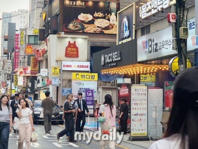 치폴레 1호점 뒷골목 도보로 2분 거리에 위치한 '타코벨 더강남' 매장 전경. /방금숙 기자