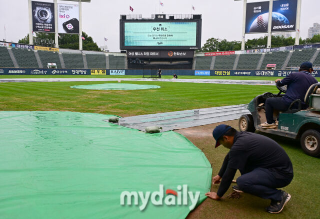 28일 서울 잠실야구장에서 열린 '2026 신한 SOL KBO리그' 키움 히어로즈와 두산 베어스 경기가 우천으로 취소됐다. 전광판에 뜬 우천 취소 안내./한혁승 기자