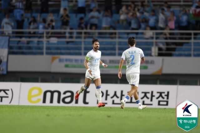대구FC가 28일 안산 와스타디움에서 열린 안산 그리너스와의 24라운드 원정경기에서 2-1로 승리했다. 득점 후 세레머니를 하고 있는 세징야./프로축구연맹 제공