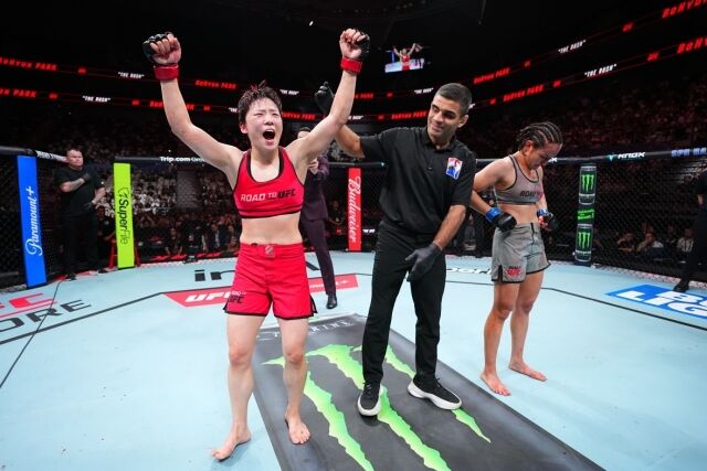 승리 확정 후 포효하는 박보현(왼쪽). /UFC 제공
