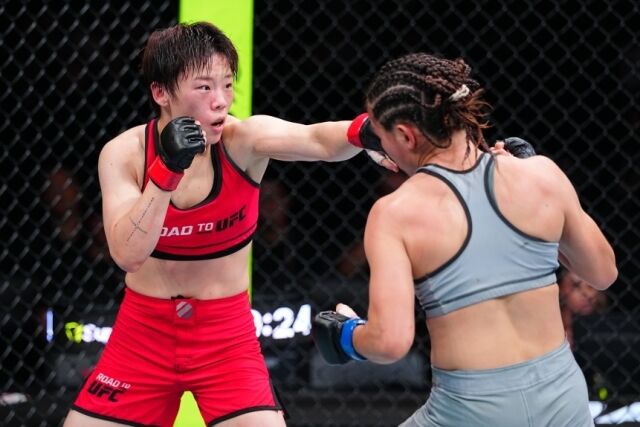 박보현(왼쪽)이 28일 압두예바와 경기에서 펀치를 날리고 있다. /UFC 제공