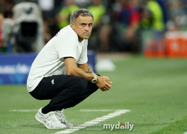 루이스 엔레케 PSG 감독이 13일 애스턴 빌라와 UEFA 슈퍼컵 경기를 앉아서 지켜보고 있다. /게티이미지코리아