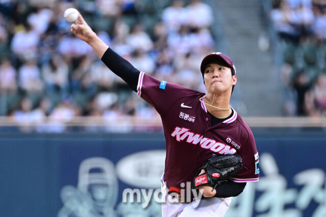 29일 서울 잠실야구장에서 열린 '2026 신한 SOL KBO리그' 키움 히어로즈와 두산 베어스 경기. 키움 안우진이 선발투수로 나와 힘차게 투구하고 있다./마이데일리
