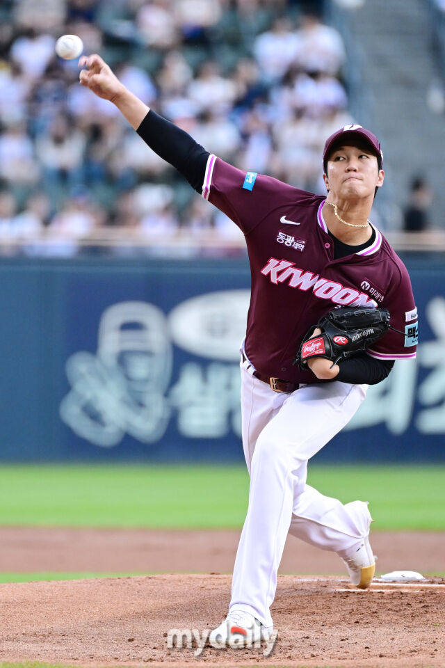 29일 서울 잠실야구장에서 열린 '2026 신한 SOL KBO리그' 키움 히어로즈와 두산 베어스 경기. 키움 안우진이 선발투수로 나와 힘차게 투구하고 있다./마이데일리