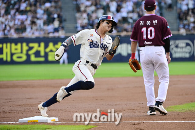 29일 서울 잠실야구장에서 열린 '2026 신한 SOL KBO리그' 키움 히어로즈와 두산 베어스 경기. 두산 박찬호가 1회말 무사 1루 박준순 2루타에 선제득점을 올리고 있다./한혁승 기자