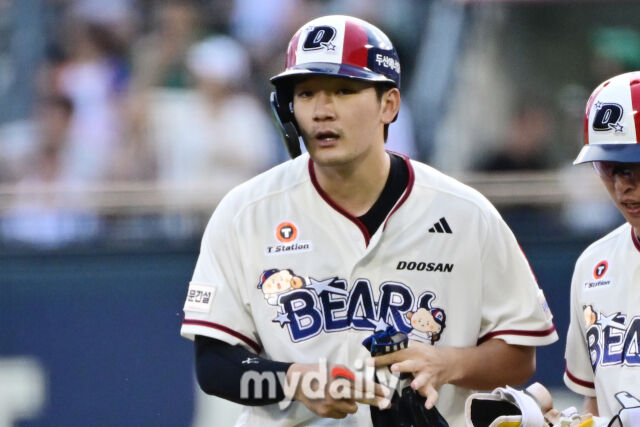29일 서울 잠실야구장에서 열린 '2026 신한 SOL KBO리그' 키움 히어로즈와 두산 베어스 경기. 두산 안재석이 1회말 무사 1루에 선제 1타점 2루타를 친 후 기뻐하고 있다./한혁승 기자