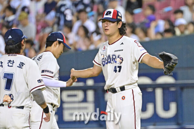29일 서울 잠실야구장에서 열린 '2026 신한 SOL KBO리그' 키움 히어로즈와 두산 베어스 경기. 두산 선발투수 곽빈이 6회말 1사 1-2루에 키움 김건희를 병살로 잡아낸 후 기뻐하고 있다./마이데일리