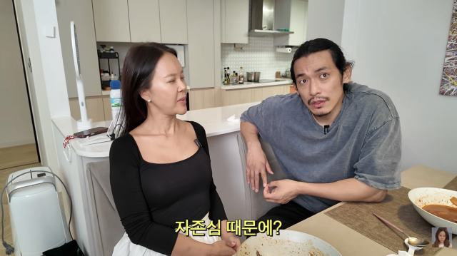 정석원이 자존심 때문에 마취 없이 피부과 시술을 받으며 극심한 통증을 견뎠던 일화를 공개했다. / 유튜브 채널 '백지영'