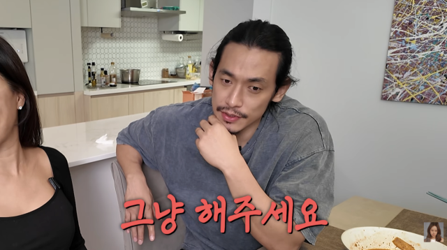 정석원이 자존심 때문에 마취 없이 피부과 시술을 받으며 극심한 통증을 견뎠던 일화를 공개했다. / 유튜브 채널 '백지영'