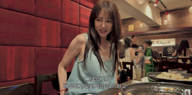 윤은혜가 일본 여행 도중 예상치 못한 '셀프 소개'로 웃음을 안겼다. / 유튜브 채널 '윤은혜의 EUNHYELOGIN'