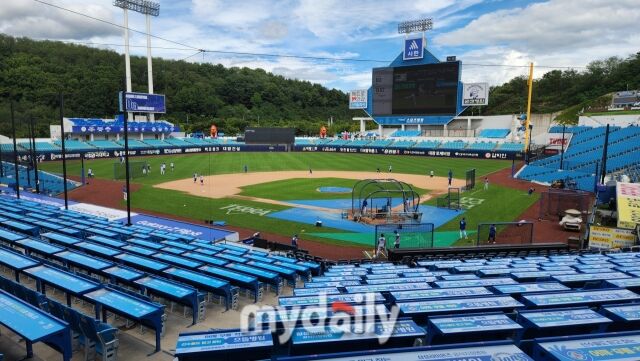 8월 30일 대구 삼성 라이온즈파크. 오랜만에 하늘이 맑다. 삼성 선수들이 그라운드에서 몸을 풀고 있다./대구=김경현 기자