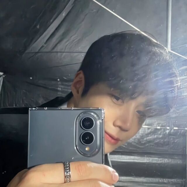 김선호가 최근 불거진 사진 보정 논란 이후 직접 셀카를 공개해 눈길을 끌었다. / 김선호 SNS